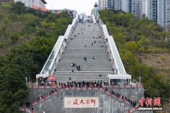 （新春见闻）重庆巫山神女大扶梯投用 成春节出行新选择